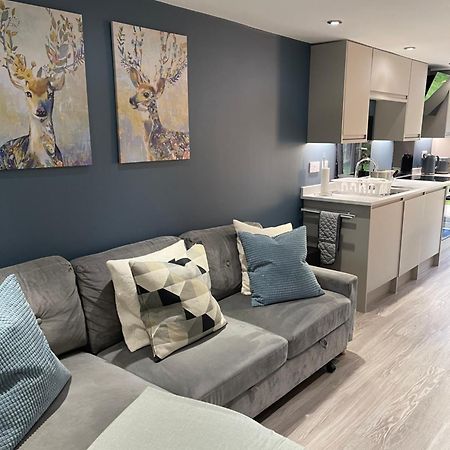 One Bedroom Apartment, Driveway, Bracknell Centre Екстер'єр фото