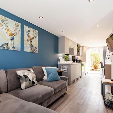 One Bedroom Apartment, Driveway, Bracknell Centre Екстер'єр фото