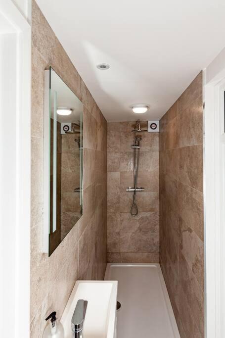 One Bedroom Apartment, Driveway, Bracknell Centre Екстер'єр фото
