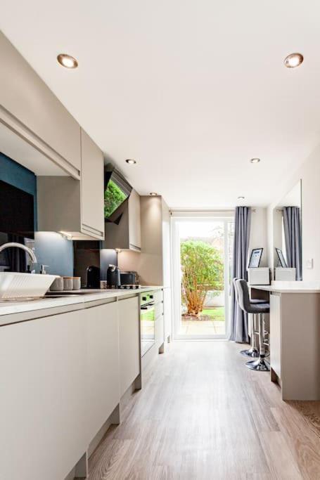 One Bedroom Apartment, Driveway, Bracknell Centre Екстер'єр фото