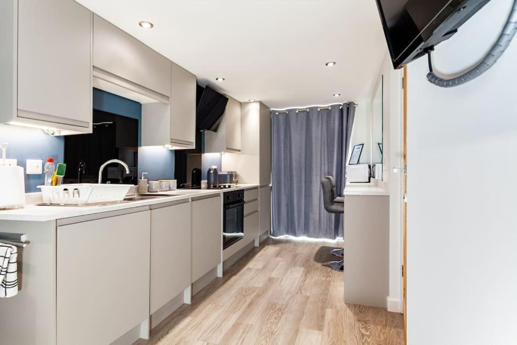 One Bedroom Apartment, Driveway, Bracknell Centre Екстер'єр фото
