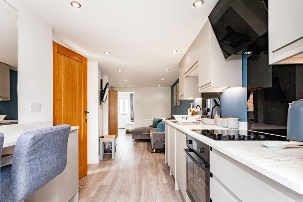 One Bedroom Apartment, Driveway, Bracknell Centre Екстер'єр фото
