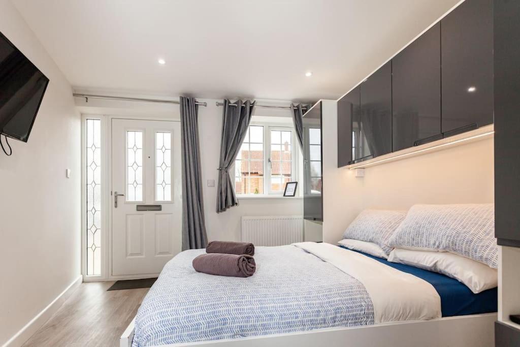 One Bedroom Apartment, Driveway, Bracknell Centre Екстер'єр фото