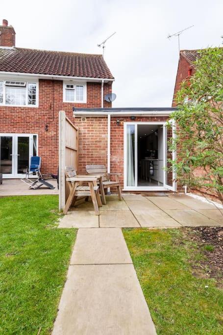One Bedroom Apartment, Driveway, Bracknell Centre Екстер'єр фото