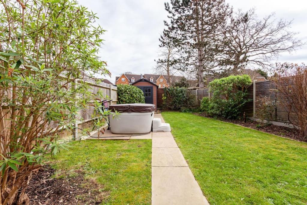 One Bedroom Apartment, Driveway, Bracknell Centre Екстер'єр фото